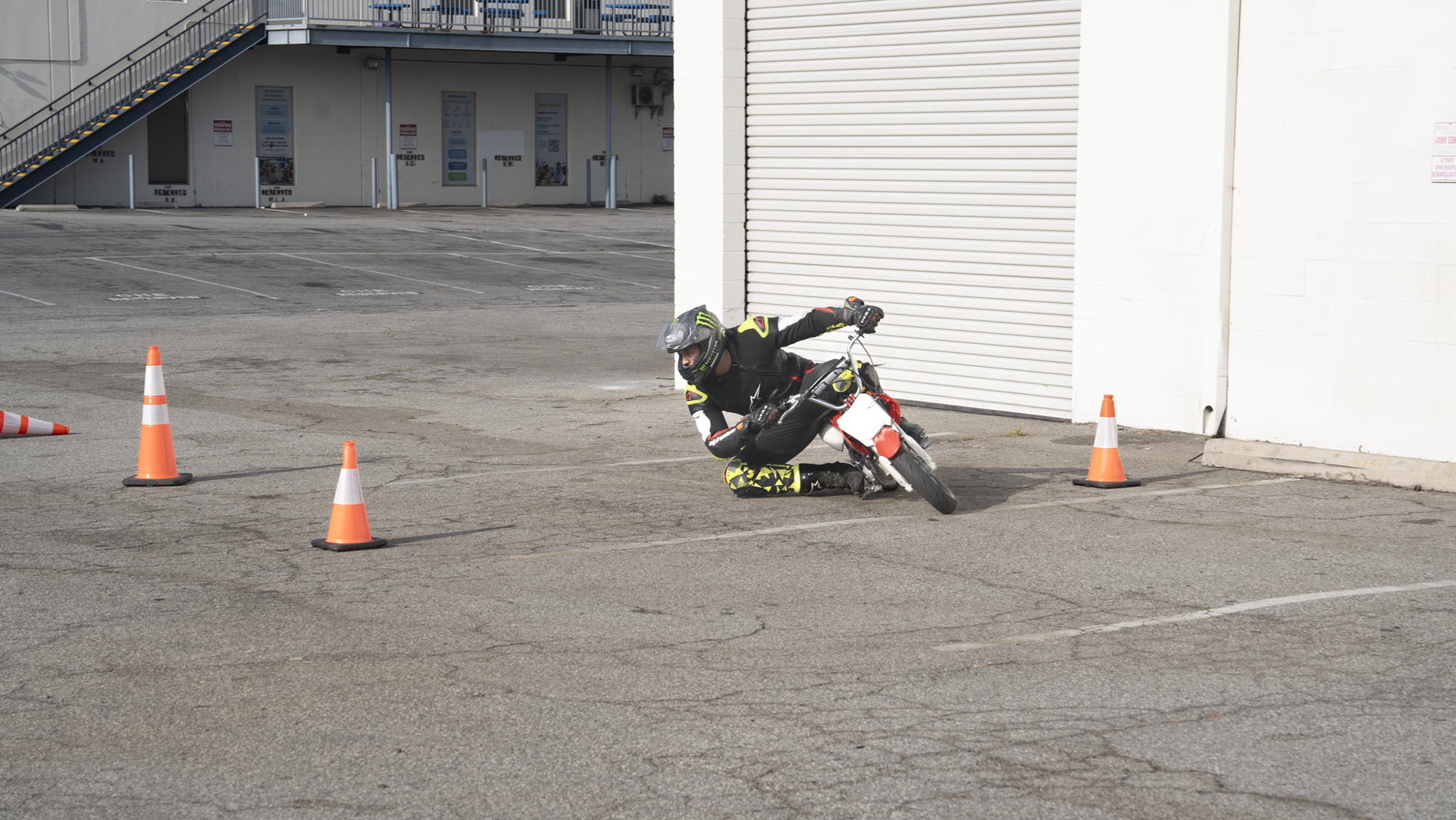Extreme cornering technique on mini moto